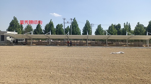 膜結(jié)構(gòu)車棚包工多少錢一平米？